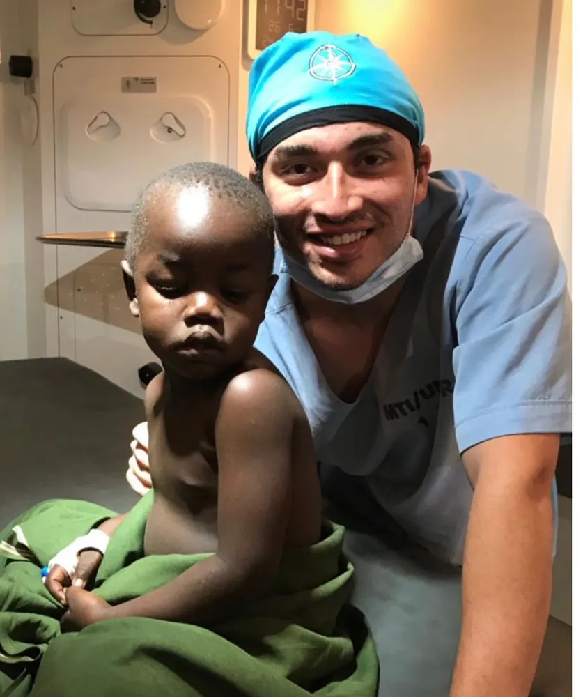 Con paciente en Uganda